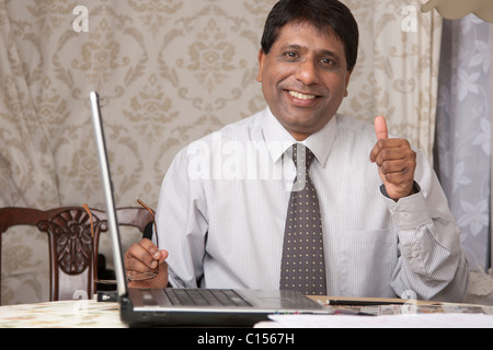 Ein Männchen zeigen Emotionen Erfolg im Geschäft. Stockfoto