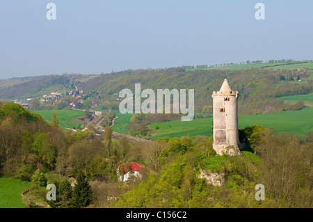 Blick auf Burg Saaleck (ca. 1200) in der Nähe von Bad Kösen, wie gesehen von der Rudelsburg. Stockfoto