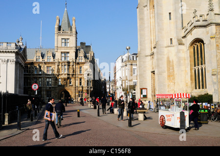 Straßenszene in Kings Parade mit einem Punting Tour Tout auf der Suche nach Touristen, Cambridge, England, UK Stockfoto