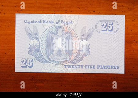 Ägyptische 25 Piaster Banknote auf Tisch mit englischen Skript zeigt ägyptischen Wappen Stockfoto