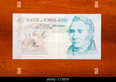 Fünf Pfund britische Währung Hinweis auf Tabelle mit George Stephenson Stockfoto