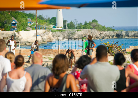Besucher sehen Klippenspringer von Welt berühmten Ricks Cafe an der West End Negril, Jamaika Stockfoto