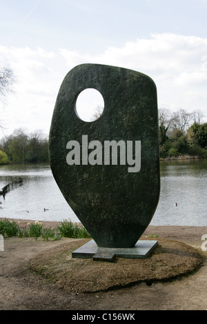 Einzelnes Formular (1961-62), Statue, die Dag Hammarskjöld von Barbara Hepworth, Battersea Park, London, UK Stockfoto