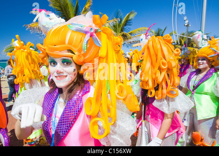 Die Carnaval Al Sol oder Sonnenschein Karneval; einer Prozession entlang der Strandpromenade im Fasching 2011 Las Palmas auf Gran Canaria. Stockfoto