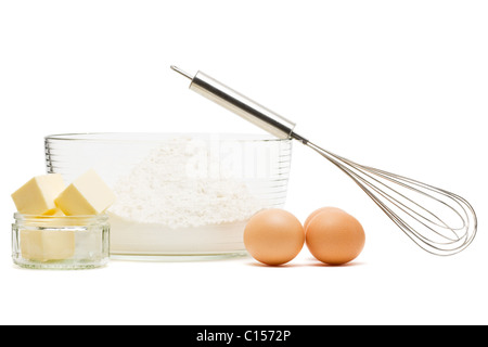 Mehl, Eiern und Butter auf weißem Hintergrund Stockfoto