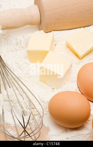 Backen, Zutaten und Utensilien auf Holztisch Stockfoto