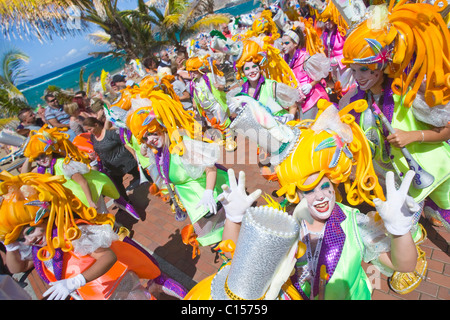 Die Carnaval Al Sol oder Sonnenschein Karneval; einer Prozession entlang der Strandpromenade im Fasching 2011 Las Palmas auf Gran Canaria. Stockfoto