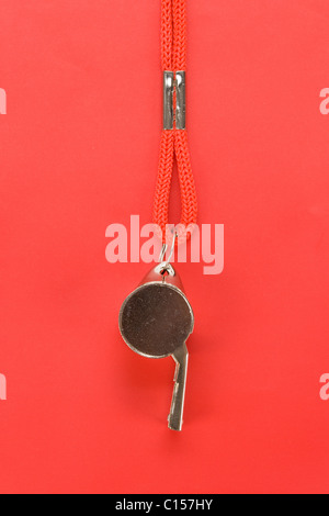 eine Pfeife mit rotem Hintergrund Stockfoto