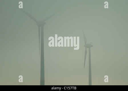 Zwei Windenergieanlagen im Nebel - Deutschland Stockfoto