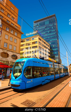 Moderne Straßenbahn in Platz Ban Josip Jelačić, Zagreb, Kroatien Stockfoto