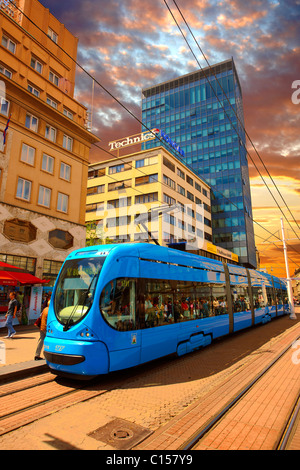 Moderne Straßenbahn in Platz Ban Josip Jelačić, Zagreb, Kroatien Stockfoto