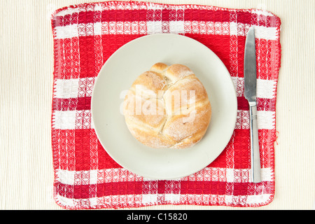 Ein frisches Brötchen auf einem Teller Stockfoto