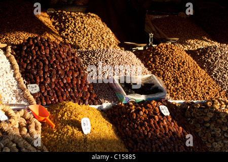 Datteln und Mandeln auf Verkauf in Marrakesch Stockfoto