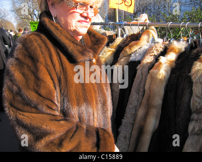 Paris, Frankreich, Vintage-Bekleidungsmarkt frankreich Leute Einkaufen auf französischem Flohmarkt, Frau im Pelzmantel, Brocante Vintage, alte Kleidung Winter Stockfoto