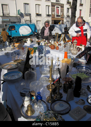 Paris, Frankreich, Leute auf französischen Flohmärkten einkaufen, Brocante, preiswerte Knick-Knacks, Ausstellung auf der Straße Stockfoto