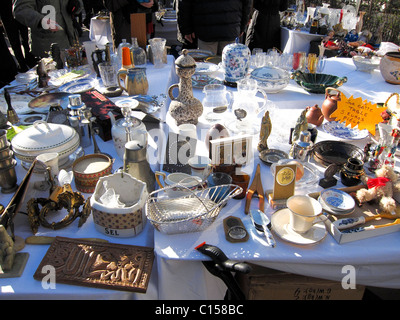 Paris, Frankreich, Einkaufen im französischen Flea-Markt, Brocante Vintage, günstige Knick-Knacks auf dem Tisch Stockfoto