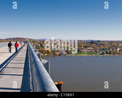 Der Gang über den Hudson River ist eine historische Eisenbahnbrücke für Fußgänger umgewandelt und den Fahrradverleih nutzen.  Von der Westseite sehen. Stockfoto