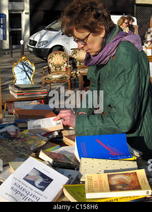 Paris, Frankreich, Frau Shopping auf französischem Flohmarkt, Vintage, alte Bücher, Brocante, draußen auf der Straße Stockfoto