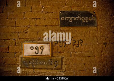 Straßenschild in einer Straße von Nyaung U, Myanmar Stockfoto