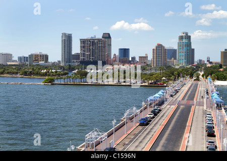 St. Petersburg, Florida Stadtbild von der Pier aus gesehen. Stockfoto