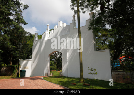 Tor am Fort Canning in Singapur Stockfoto