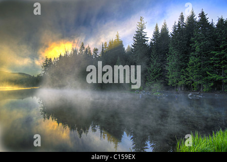 Sunrise und Reflexion über Trillium Lake Oregon Stockfoto