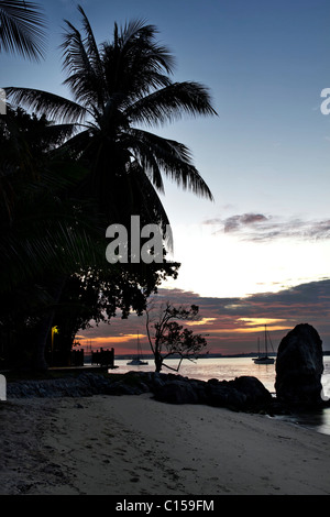 Sonnenuntergang am Meer am Sandstrand in Singapur Changi Point Stockfoto