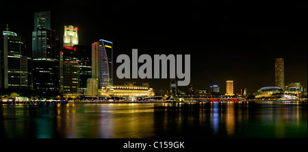 Skyline von Singapur am Fluss bei Nacht Panorama Stockfoto