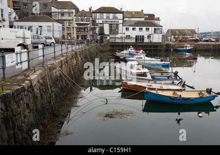 Kleiner Bootshafen in Falmouth. Kleine Fischerboote gebunden bis zu docken die Regierung am inneren Hafen von Falmouth. Stockfoto