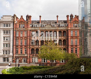 Das Royal Waterloo Krankenhaus für Kinder und Frauen. Die Fassade des alten roten Ziegeln und Terrakotta London institution Stockfoto