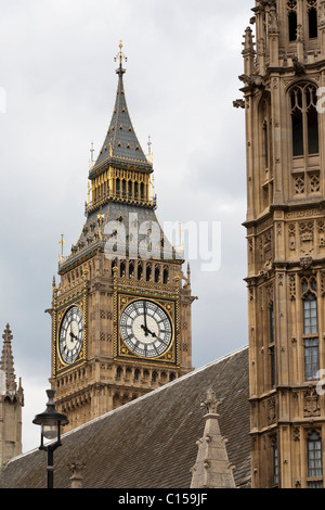 Big Ben Clock Tower, umrahmt von den Palast. Der Palace of Westminster Rahmen einen Blick auf den Uhrturm, der Big Ben beherbergt. Stockfoto