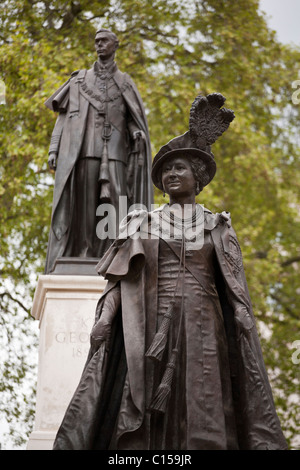 Elizabeth und König George VI von England in der Nähe von The Mall. Bronze-Statuen der Königin-Mutter und ihr Ehemann König George Stockfoto
