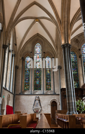 Glasmalerei in der linken Seite-Kapelle in der Kirche. Die prächtigen Glasfenstern in der linken Seitenkapelle Stockfoto