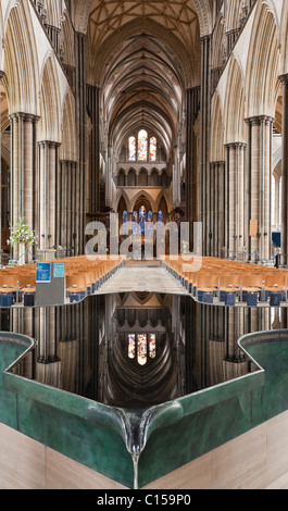 Reflektierende Schrift in der Kathedrale von Salisbury. Bildhauer William Pye massive fließt Wasser Schriftart und reflektierenden pool Stockfoto