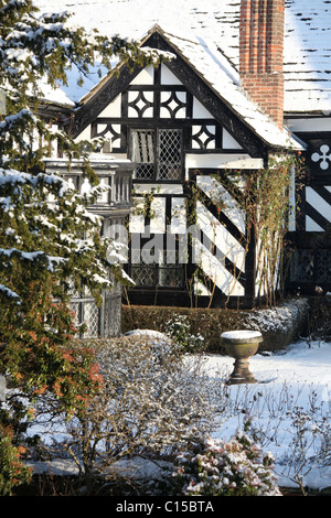 Gawsworth Old Hall, England. Schneereiche Winter Blick auf Gawsworth Gärten und die West-Höhe des Gawsworth Old Hall. Stockfoto