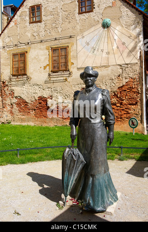 Statue der Schriftsteller Schriftstellerin Marija Jurić Zagorka (1873 – 1957) und Sonnenuhr in Ivana Tkalčića [Tkalča], Zagreb, Hrvatska Stockfoto