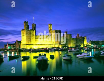 Caernarfon Castle und Hafen, Gwynedd, North Wales, UK Stockfoto