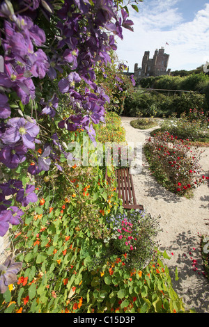 Dorf von Mey, Schottland. Spätsommer-Blick auf den Rosengarten innerhalb der Burg Mey ummauerten Garten. Stockfoto