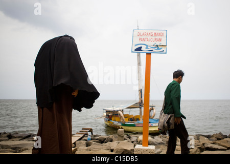 Muslimische Paar am Meer, Blick auf das Meer, Jakarta, Indonesien Stockfoto