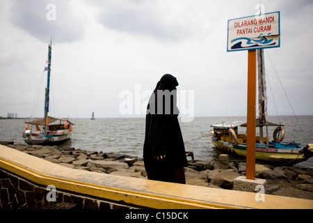 Muslimische Paar am Meer, Blick auf das Meer, Jakarta, Indonesien Stockfoto
