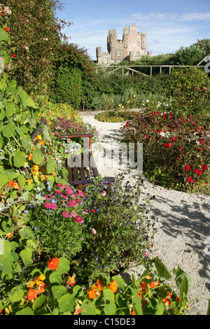 Dorf von Mey, Schottland. Spätsommer-Blick auf den Rosengarten innerhalb der Burg Mey ummauerten Garten. Stockfoto