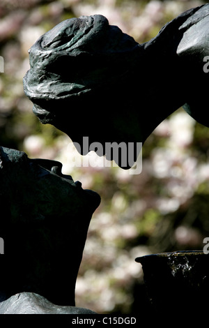 Von Chester, England. Blick auf das Wasser des Lebens Bronze Wasserskulptur von Stephen Broadbent hautnah. Stockfoto