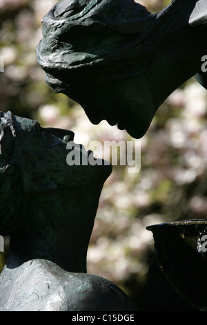 Von Chester, England. Blick auf das Wasser des Lebens Bronze Wasserskulptur von Stephen Broadbent hautnah. Stockfoto