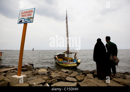 Muslimische Paar am Meer, Blick auf das Meer, Jakarta, Indonesien Stockfoto