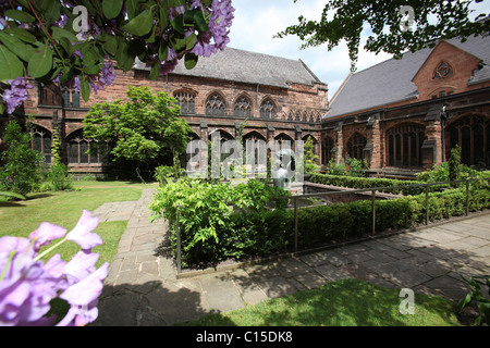 Von Chester, England. Späten Frühjahr Blick auf Chester Cathedral Klostergarten. Stockfoto