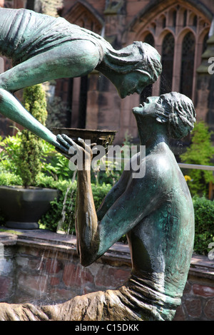 Von Chester, England. Späten Frühjahr Blick auf das Wasser des Lebens Bronze Wasserskulptur in Chester Cathedral Klostergarten. Stockfoto