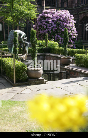 Von Chester, England. Späten Frühjahr Blick auf Chester Cathedral Klostergarten. Stockfoto