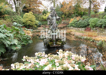 Chester zoologischen Gärten. Herbstliche Ansicht von Noah und der vier Winde-Statue im Chester Zoo Sunken Garden. Stockfoto