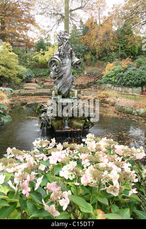 Chester zoologischen Gärten. Herbstliche Ansicht von Noah und der vier Winde-Statue im Chester Zoo Sunken Garden. Stockfoto