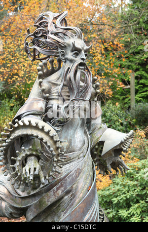 Chester zoologischen Gärten. Herbstliche Ansicht von Noah und der vier Winde-Statue im Chester Zoo Sunken Garden. Stockfoto